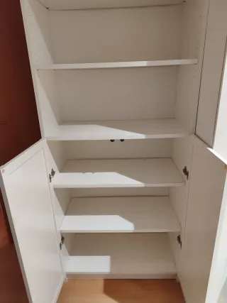 Armario blanco con estanterias