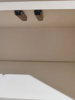 Armario blanco con estanterias