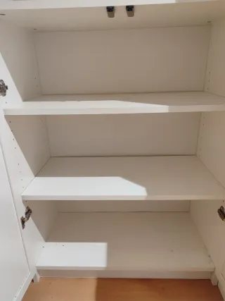 Armario blanco con estanterias