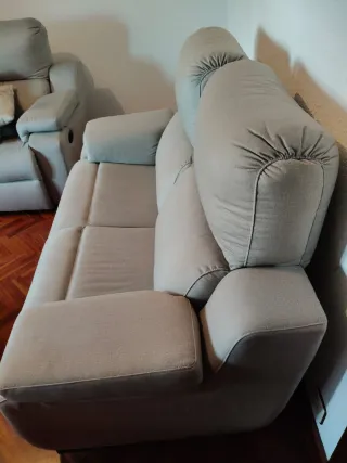 Sofá de tela beige
