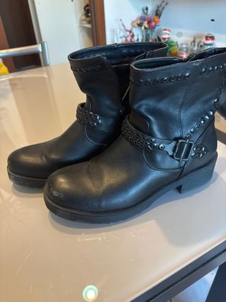 Stivaletti neri con zip e borchie