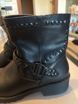 Stivaletti neri con zip e borchie