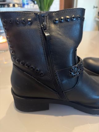 Stivaletti neri con zip e borchie