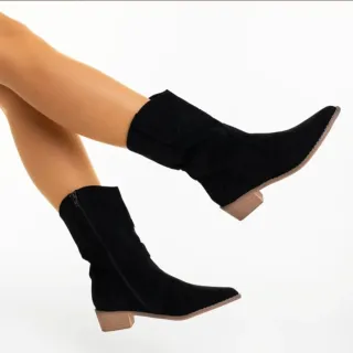 Botas de ante negras nuevas