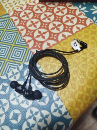 Auriculares con cable negros