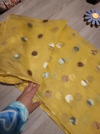 Pañuelo amarillo con lunares dorados