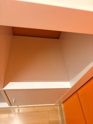 Mueble organizador blanco y naranja