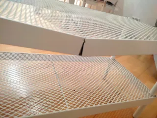 Zapatero metálico blanco