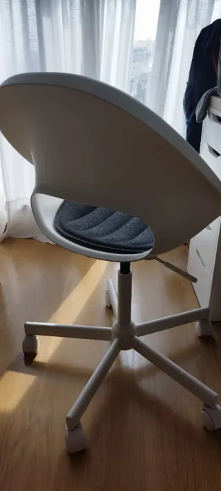 Silla blanca con ruedas