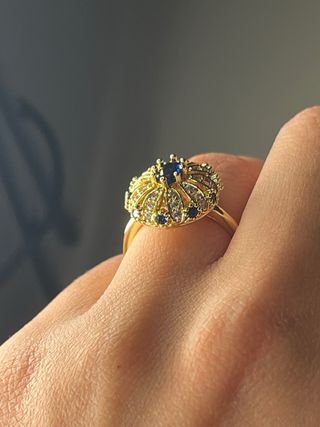 Anello con zircone blu
TAGLIA 6!