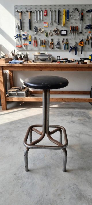 Taburete industrial negro y plateado