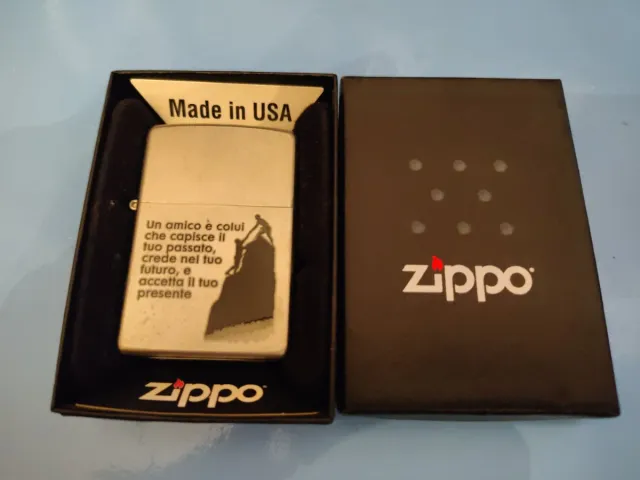 Zippo Made in USA con frase Un amico è colui
