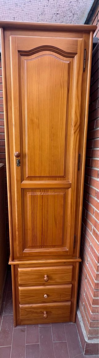 Armario de madera con puerta y cajones