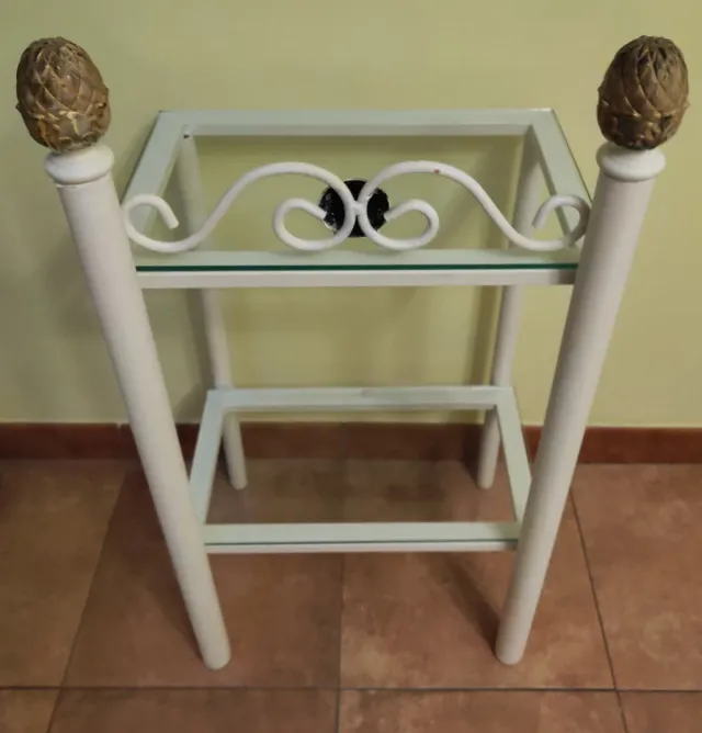 Mesita forja beige/blanca rosetón y piñas doradas