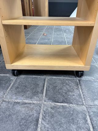 Mesita de noche con ruedas