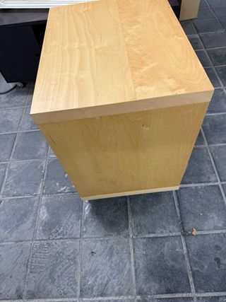 Mesita de noche con ruedas