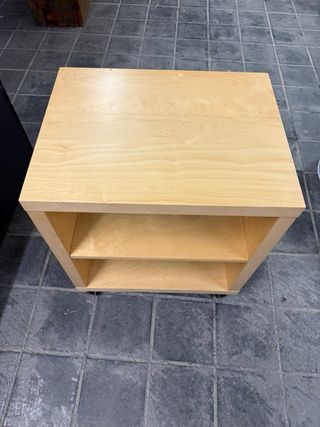 Mesita de noche con ruedas