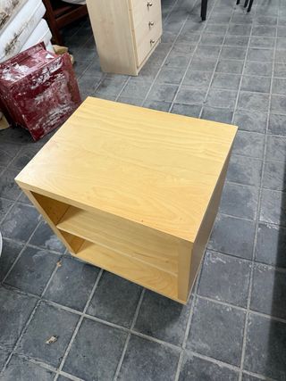 Mesita de noche con ruedas