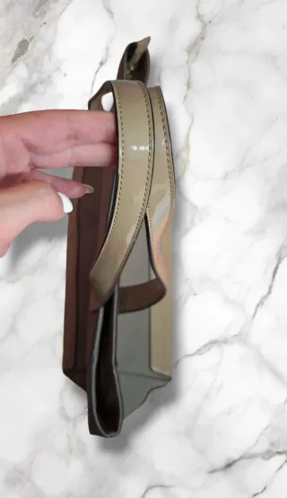 Borsa a spalla beige con dettagli oro