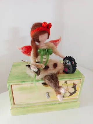 Muñeca de lana afieltrada y erizo