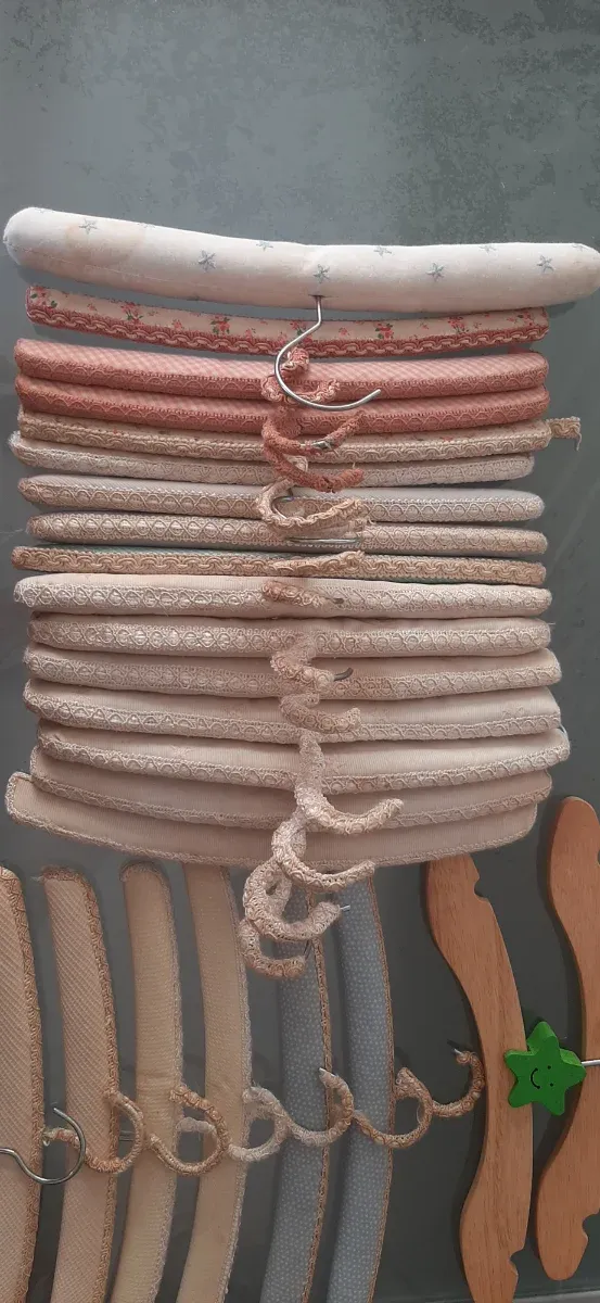 27 perchas infantiles acolchadas