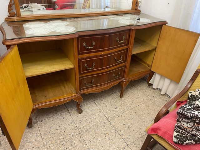 Mueble aparador antiguo con espejo
