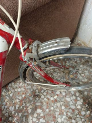 Bicicleta infantil vintage roja