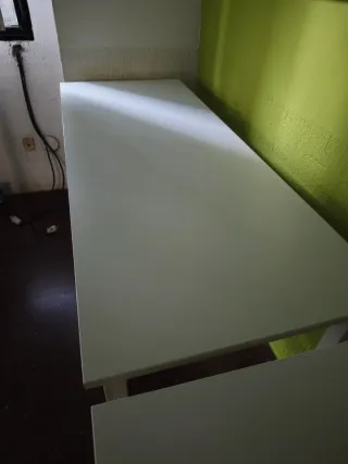 Mesa de escritorio blanca con ruedas