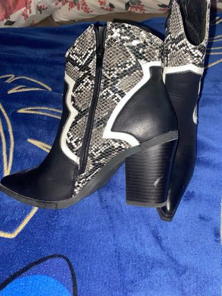 Stivali neri e multicolor con stampa pitonata