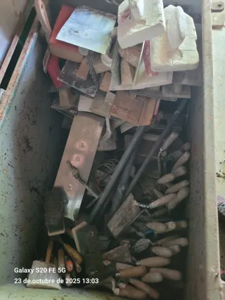 Lote de herramientas de obra: paletas, llanas.