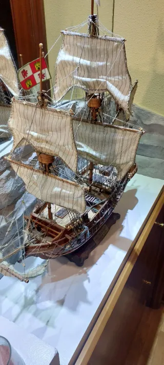 Maqueta de barco de madera