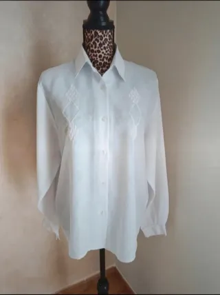 Camisa blanca mujer bordada
