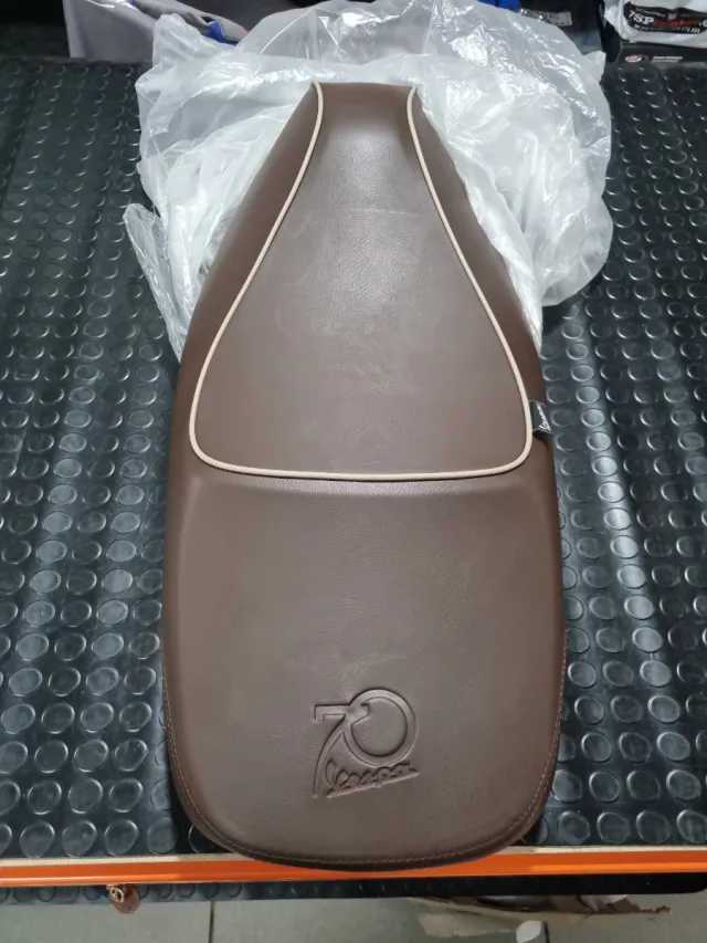 Asiento Vespa GT GTS Marrón 70 Aniversario