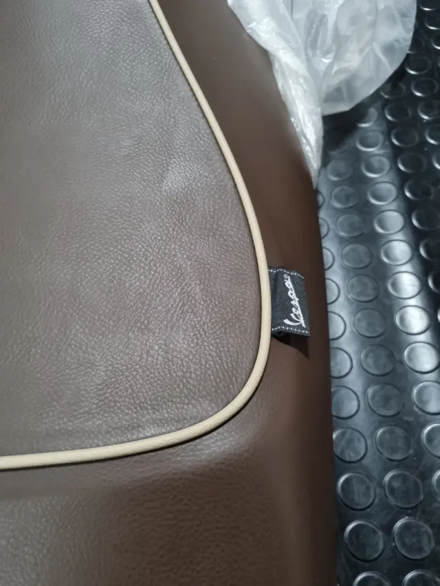 Asiento Vespa GT GTS Marrón 70 Aniversario