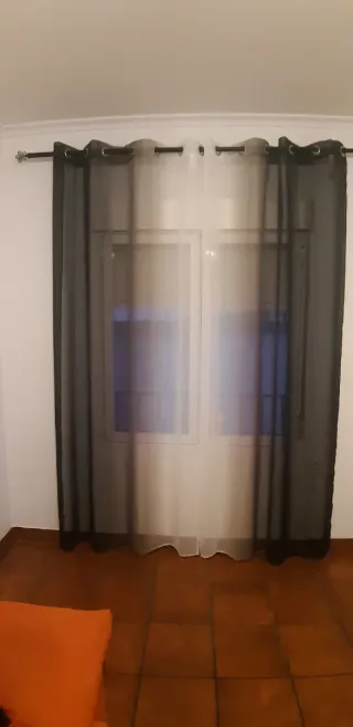 Cortinas negra, gris y blanca con barra extensible