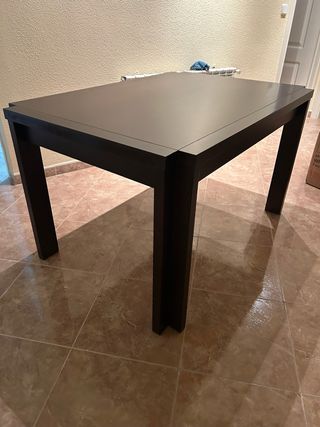 Mesa de comedor cuadrada de madera oscura