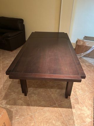 Mesa de comedor cuadrada de madera oscura