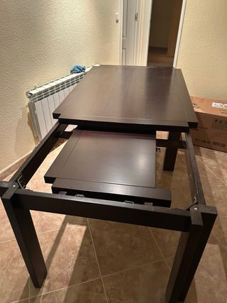 Mesa de comedor cuadrada de madera oscura