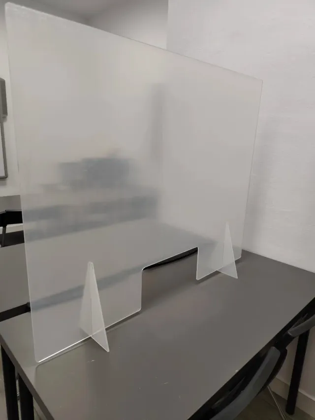 Schermo in metacrilato con supporti.