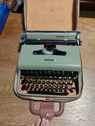 Máquina de escribir Hispano Olivetti Pluma 22