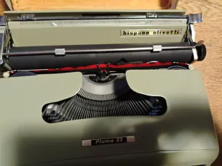 Máquina de escribir Hispano Olivetti Pluma 22
