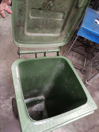 Cubo de basura verde de plástico