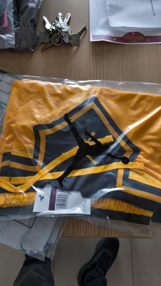 Pantalones cortos Jordan dorados