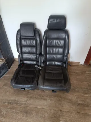 Asientos de coche de cuero negro