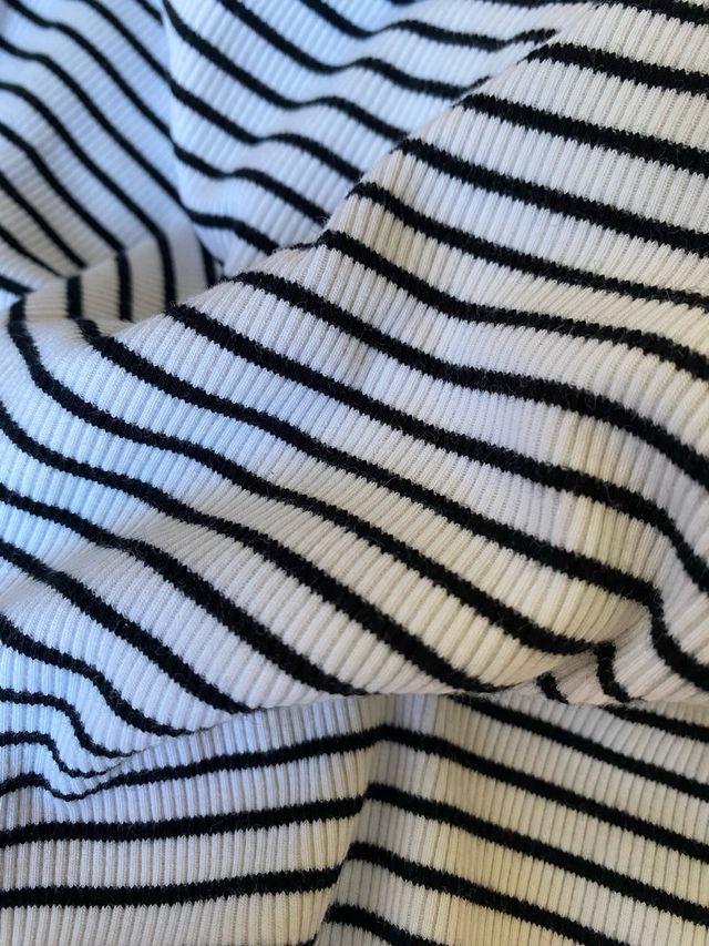 Camiseta de rayas con hombros descubiertos