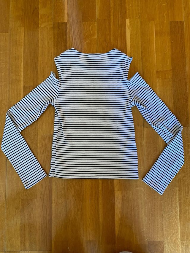 Camiseta de rayas con hombros descubiertos