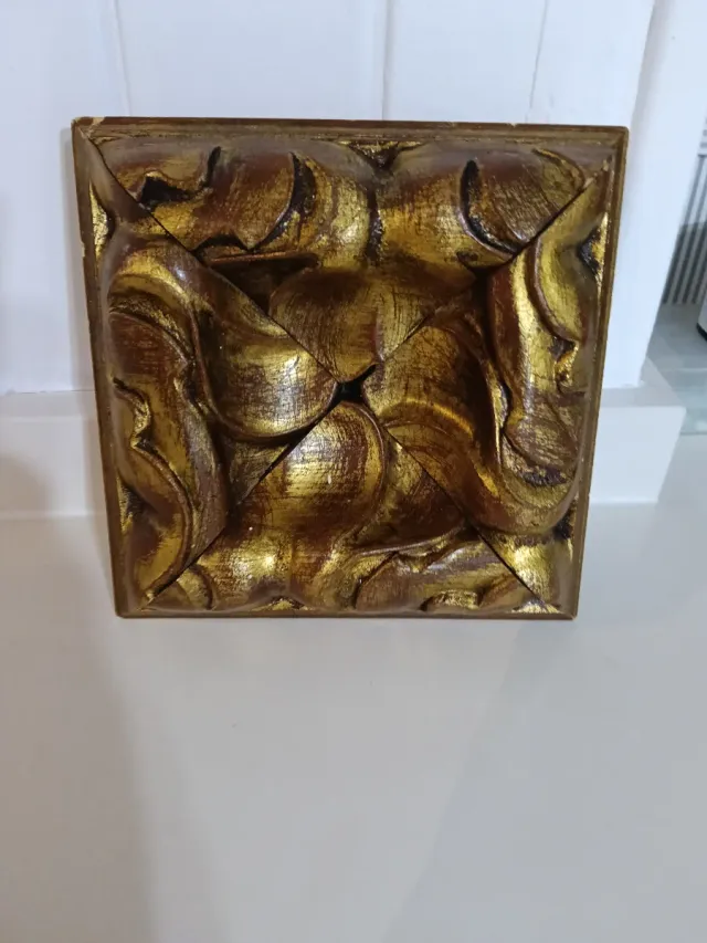 Artesonado de madera dorado