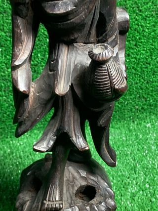 Figura tallada de madera antigua