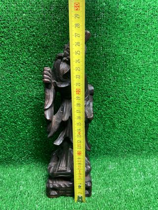 Figura tallada de madera antigua