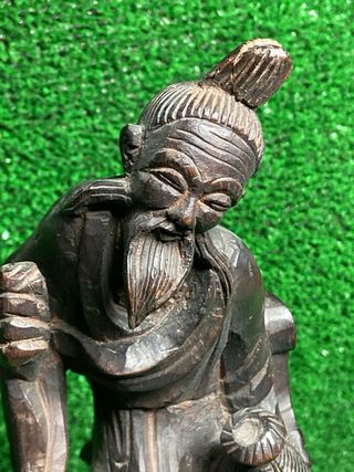 Figura tallada de madera antigua